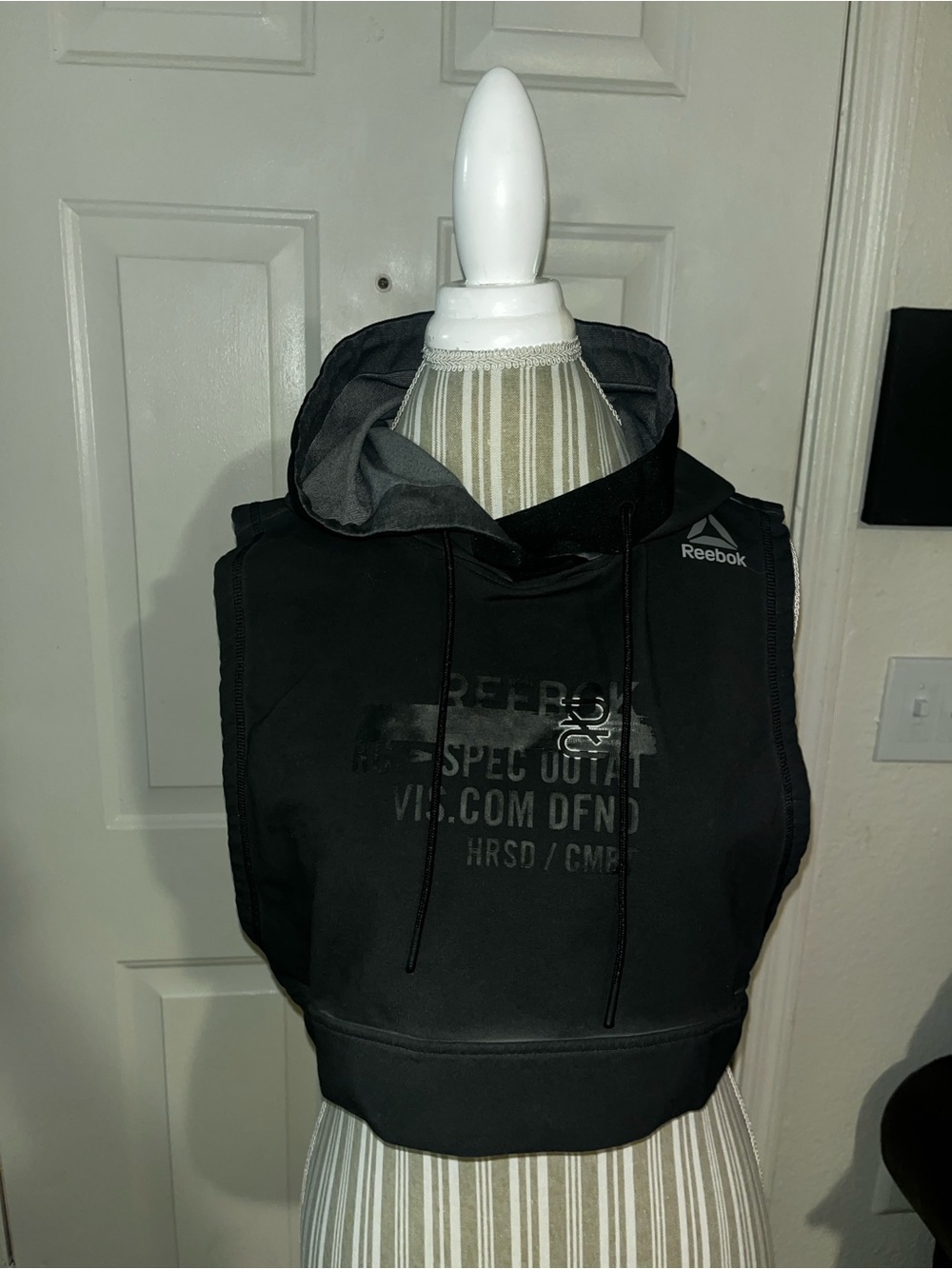 Reebok Black Cropped Sleeveless Hoodie with Logo Women’s Large